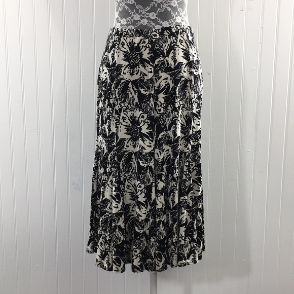 Chicos Travelers Black White Floral Print Skirt - Picture 3 of 10